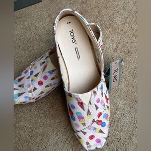 NWT TOMS Natural Glitz Ice Cream Cones Print - WMN size 9